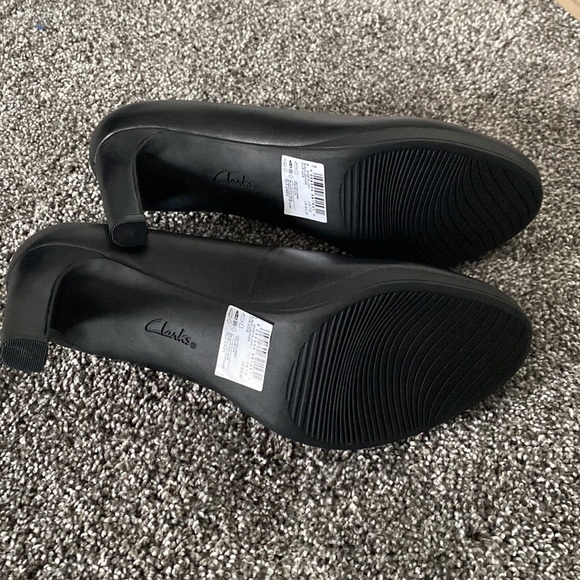 Wide width black pumps - Picture 8 of 10